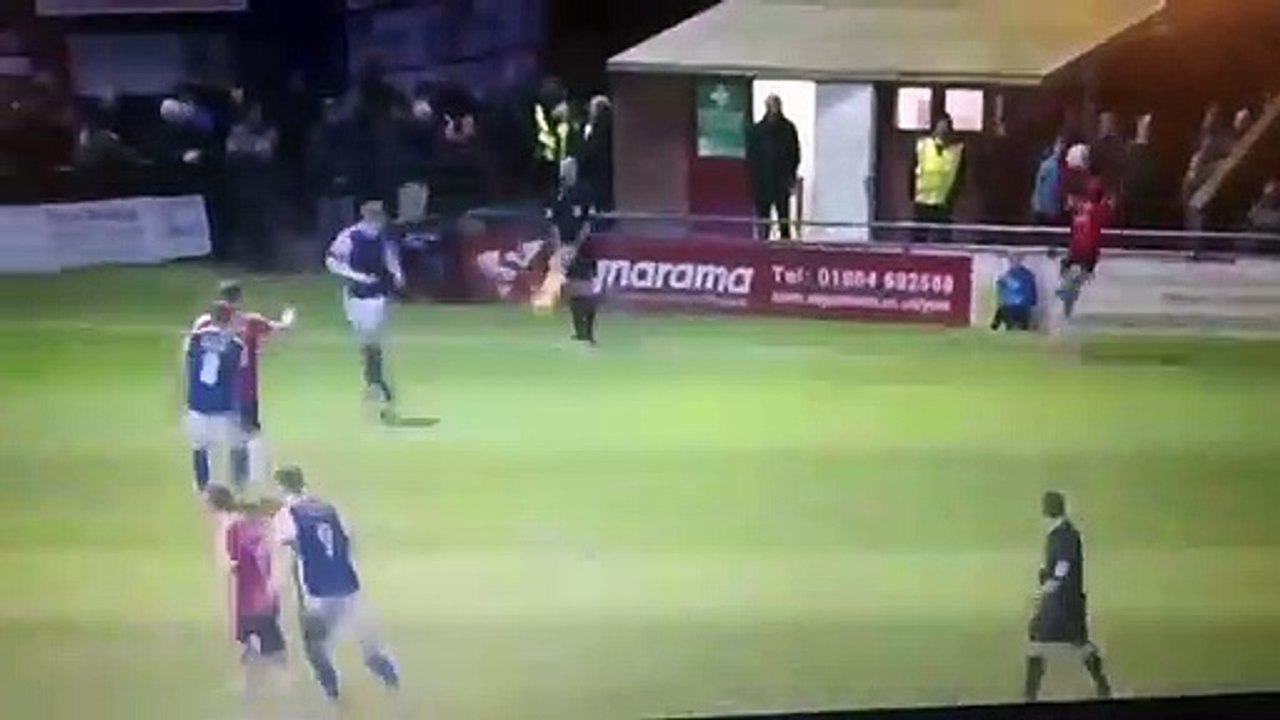 Inghilterra, segna un tifoso o un calciatore? L'autore del gol ha una maglia diversa dai compagni