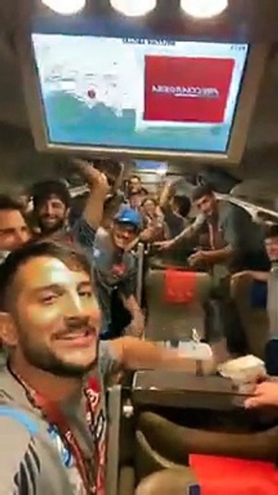 I calciatori del Napoli cantano sul pullman