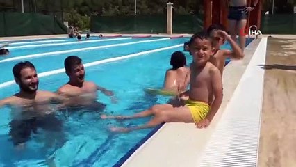 Çiftçi çocukları ilk kez havuzla buluştu