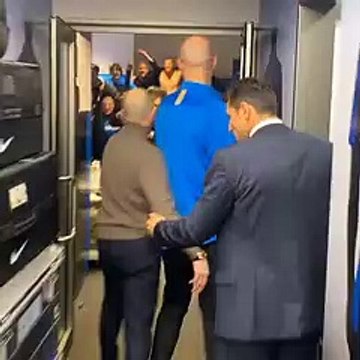 Festa Inter dopo la vittoria nel derby: la squadra canta e salta