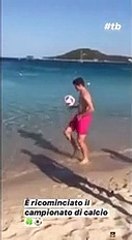 Melissa Satta, sexy calciatrice in spiaggia