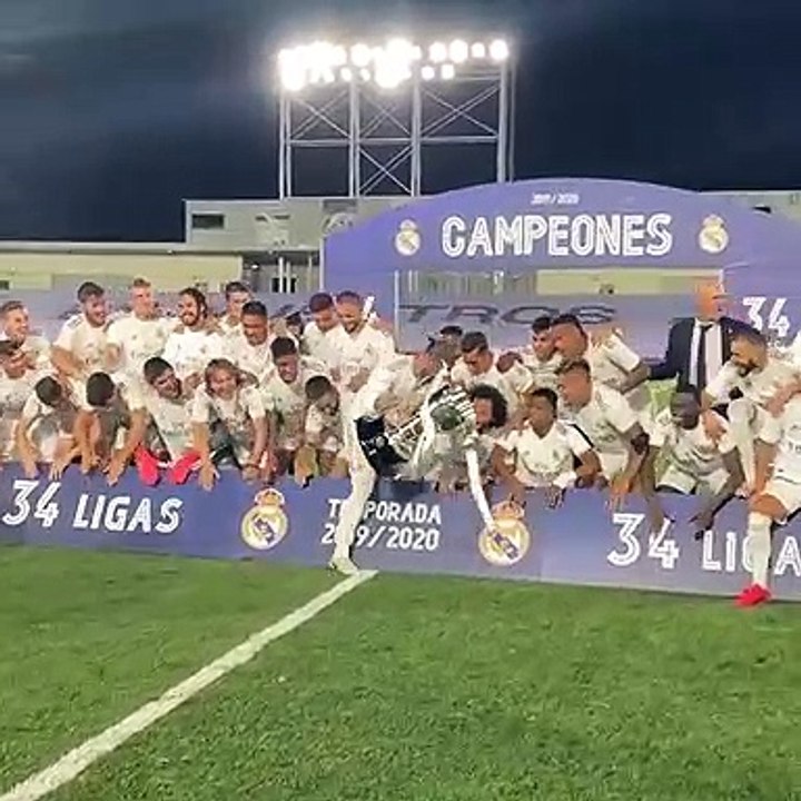 Festa dei calciatori del Real Madrid per la vittoria della Liga