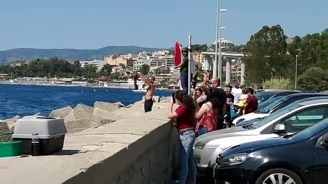 Reggina, l'arrivo di Menez a Reggio Calabria con il catamarano