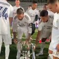 Festa dei calciatori del Real Madrid in campo dopo la vittoria della Liga