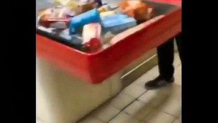 Supermercato Napoli, fa la spesa ma non ha i soldi per pagare