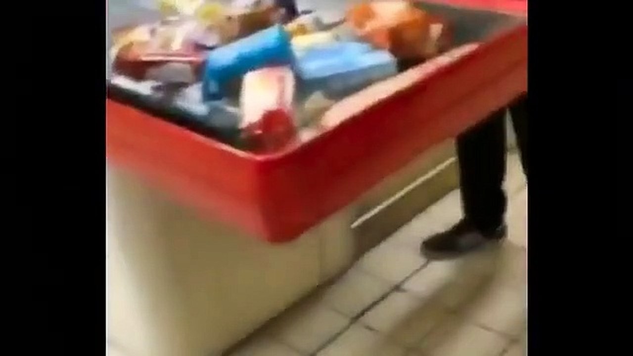 Supermercato Napoli, fa la spesa ma non ha i soldi per pagare