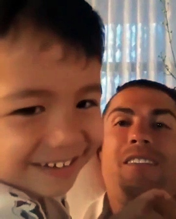 Cristiano Ronaldo insegna il siuuuuu al piccolo Mateo