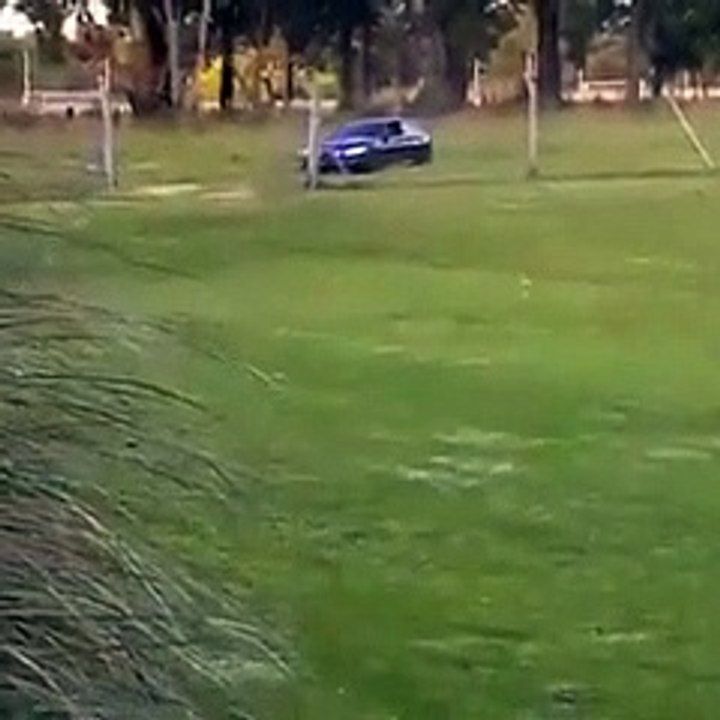 Maradona sfoggia un'auto con luci e sirene della polizia