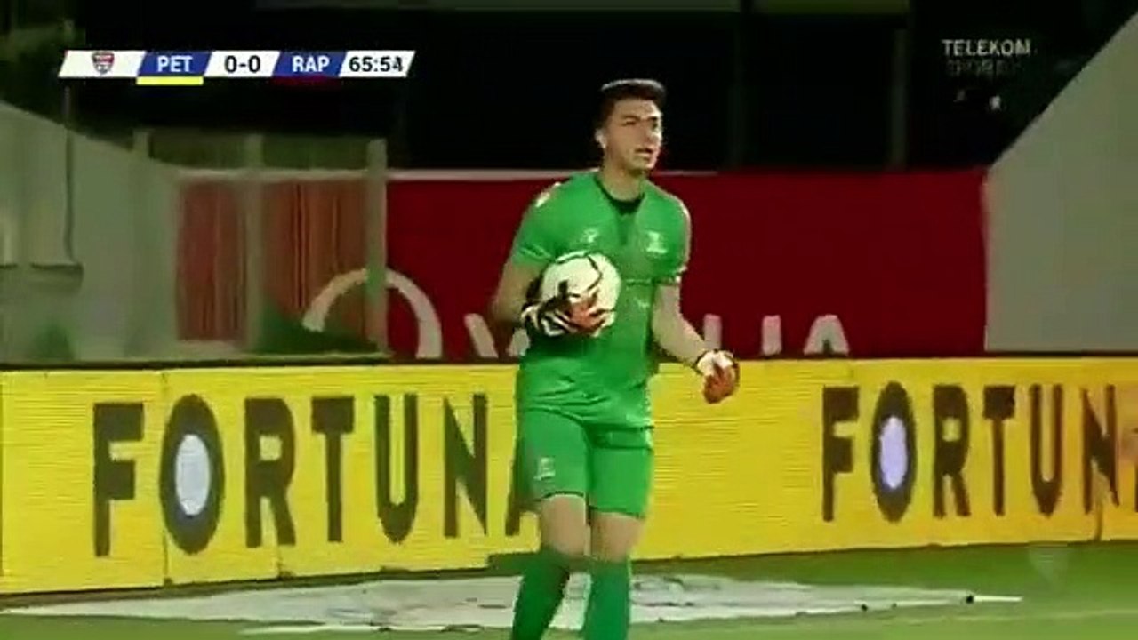 Rigore ripetuto tre volte e sbagliato tre volte da tre giocatori diversi