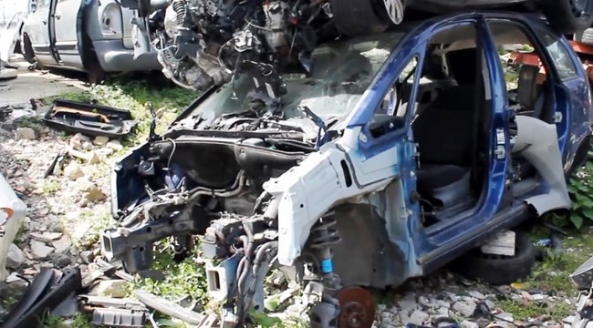 Roma - Discarica abusiva di auto e rottami a Casal Monastero (29.07.20)