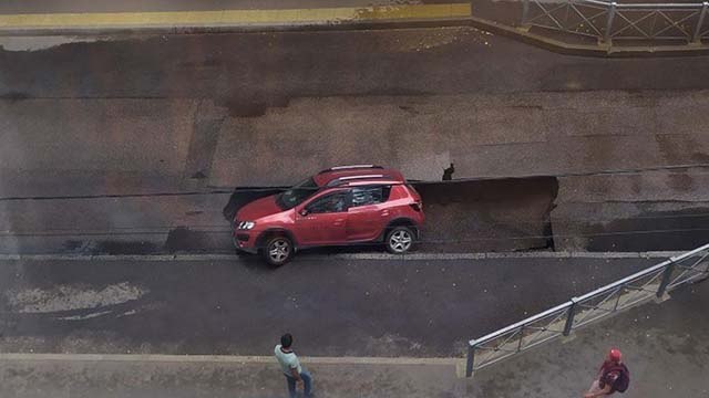 Yol çöktü, otomobil çukura düştü