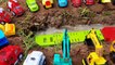 Transporte de camiones cruzando el río con excavadoras montacargas coches juguetes para niños y juguetes