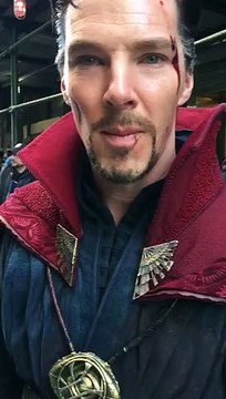 Benedict Cumberbatch visite une boutique de comics habillé en Doctor Strange