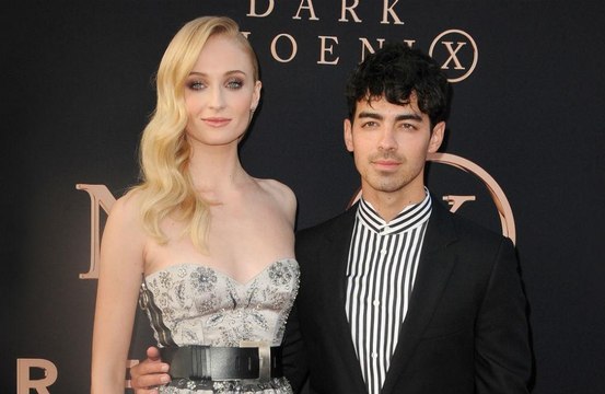 Joe Jonas está 'colocando a mão na massa' com sua filha recém-nascida