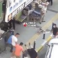 İzmir'de bir erkek ,arabasını dükkanının önüne park ettiği için bir kadına şiddet uyguladı