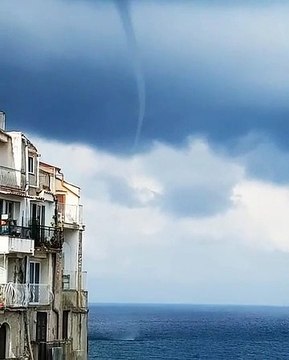 Calabria, tromba marina sulla costa di Tropea: le immagini
