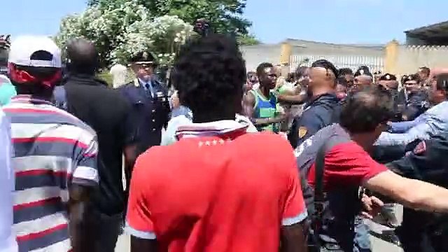 San Ferdinando, le richieste e i messaggi di immigrati e manifestanti al ministro Salvini
