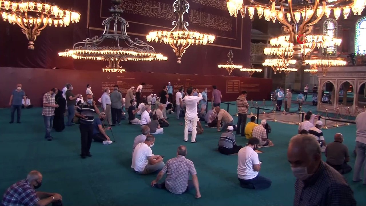 Ayasofya-i Kebir Cami-i Şerifi namaz öncesi dezenfektan ve gül suyu ile temizlendi