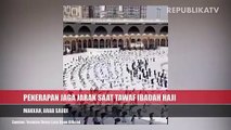 Ratusan Jamaah haji bertawaf mengelilingi Ka'bah dengan menjaga jarak sosial  di Masjidil Haram di kota suci Muslim Mekah, Arab Saudi, Rabu (29/7/2020).