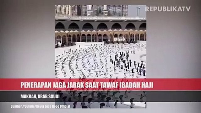 Ratusan Jamaah haji bertawaf mengelilingi Ka'bah dengan menjaga jarak sosial di Masjidil Haram di kota suci Muslim Mekah, Arab Saudi, Rabu (29/7/2020).