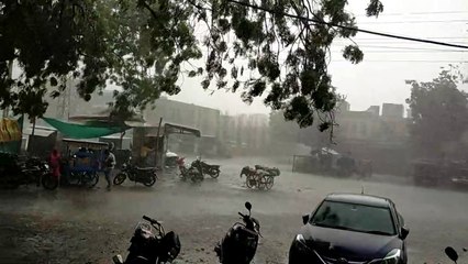 झूमकर बरसे बदरा, मौसम हुआ सुहाना