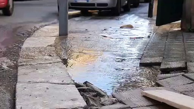 Reggio Calabria: perdita di acqua in via Salvatore, le immagini