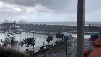 Tải video: Le devastanti mareggiate sul Porto di Maratea: era uno dei piÃ¹ protetti e riparati, oggi ha subito danni gravissimi