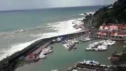 Maltempo, Tirreno in tempesta al porto di Maratea: gravi danni