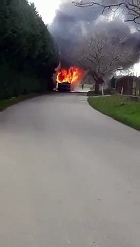 Le immagini del pullman che ha preso fuoco sulla SP 52 Laureana