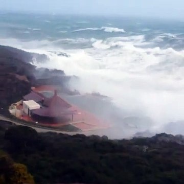 Violentissime mareggiate nel basso Tirreno, il mare arriva sulle colline!