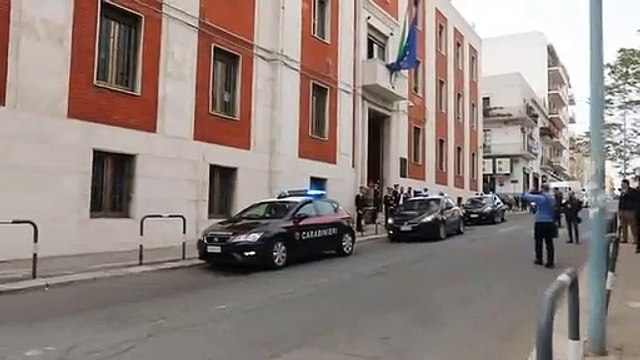 Reggio Calabria: le immagini del latitante Di Marte che lascia la caserma dei Carabinieri