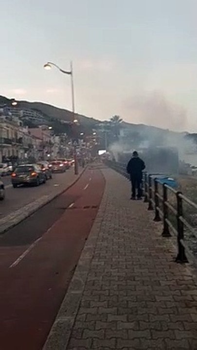 Messina, in fiamme locale sulla litoranea nord: vigili del fuoco a lavoro