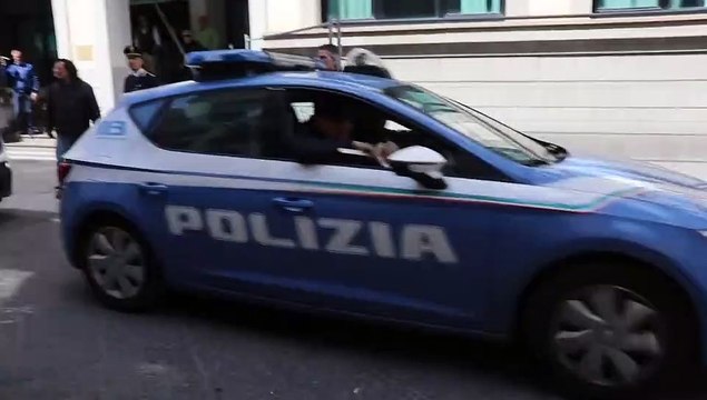 'Ndrangheta: le immagini dell'arrestato boss Pelle che lascia la Questura
