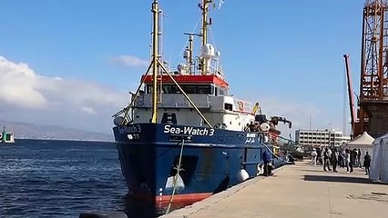 Download Video: Nave con 232 migranti arriva al porto di Reggio Calabria