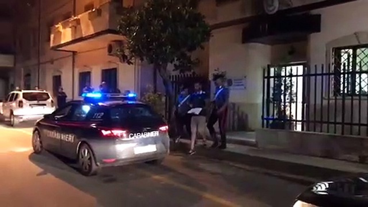 Rosarno: un arresto per tentato omicidio e tentata rapina, le immagini dell'arrestato che lascia la Caserma