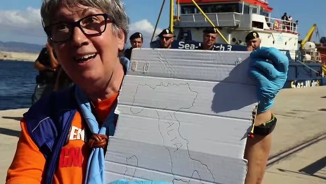 Sbarco al porto di Reggio Calabria, una volontaria spiega ai migranti dove si trovano