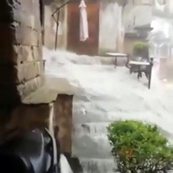 Maltempo, Cosenza allagata: fiumi di acqua invadono le strade