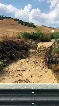 Maltempo, piogge torrenziali in Sicilia: torrente esonda ad Assoro (Enna)