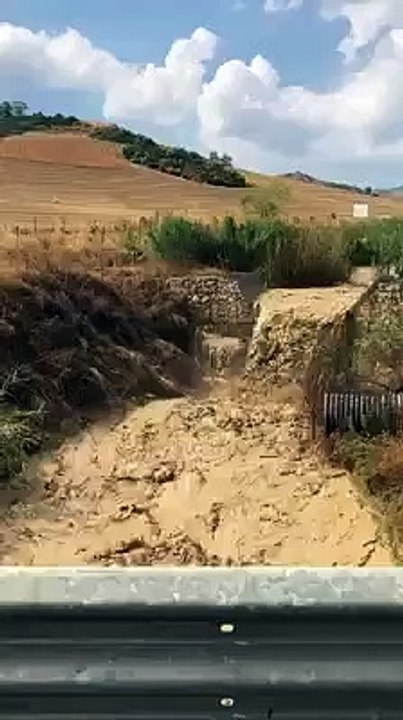 Maltempo, piogge torrenziali in Sicilia: torrente esonda ad Assoro (Enna)