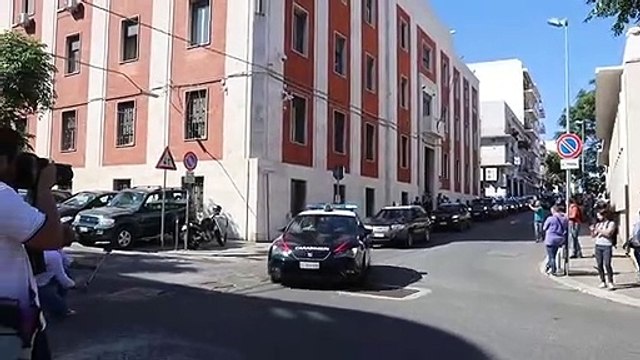 Reggio Calabria: le immagini dei 10 arrestati che lasciano la Caserma dei Carabinieri