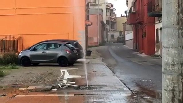 Perdita di acqua in via Borrace a Reggio Calabria, le immagini
