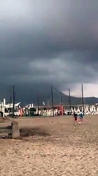 Palmi, panico in spiaggia per il tornado che devasta gli stabilimenti balneari