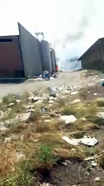 Reggio Calabria: le immagini dei rifiuti in fiamme a San Gregorio