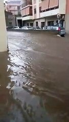 Télécharger la video: Maltempo, bomba d'acqua a Reggio Calabria: allagamenti, strade trasformate in fiumi in piena