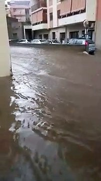 Maltempo, bomba d'acqua a Reggio Calabria: allagamenti, strade trasformate in fiumi in piena
