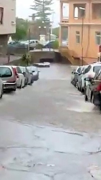 Reggio Calabria, bomba d'acqua in cittÃ : auto sommerse dalla pioggia nel centro storico