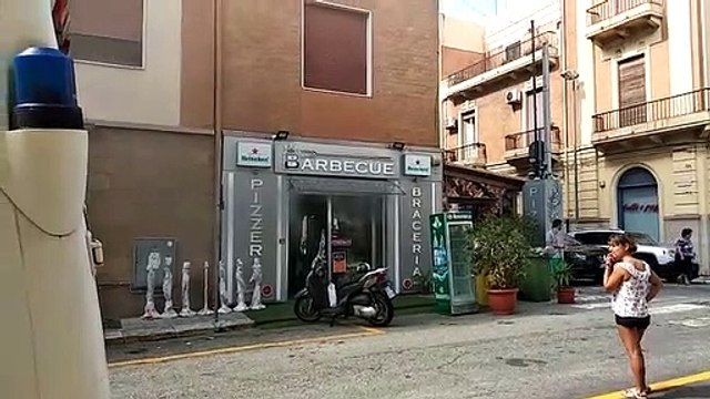 Reggio Calabria: fumo in centro per incendio alla canna fumaria del locale Barbecue