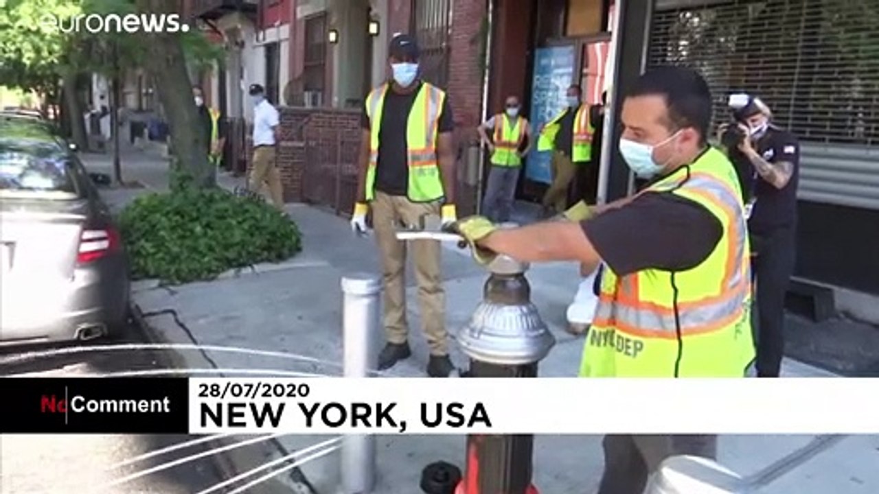 Tűzoltócsapokkal védekeznek a hőség ellen New Yorkban