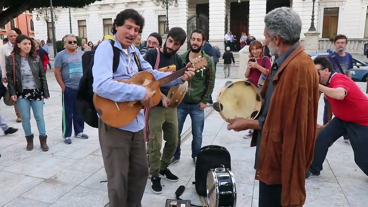 Reggio Calabria: presidio di solidarietÃ  per Mimmo Lucano a Piazza Italia, Tarantella contro Salvini
