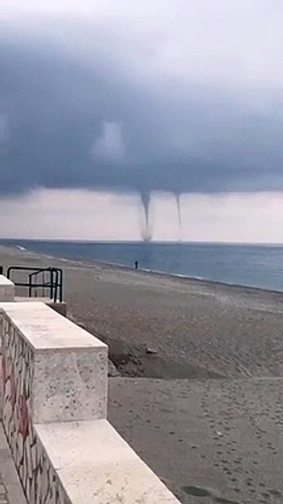 Maltempo, due trombe marine a Fiumefreddo Bruzio in Calabria: le immagini